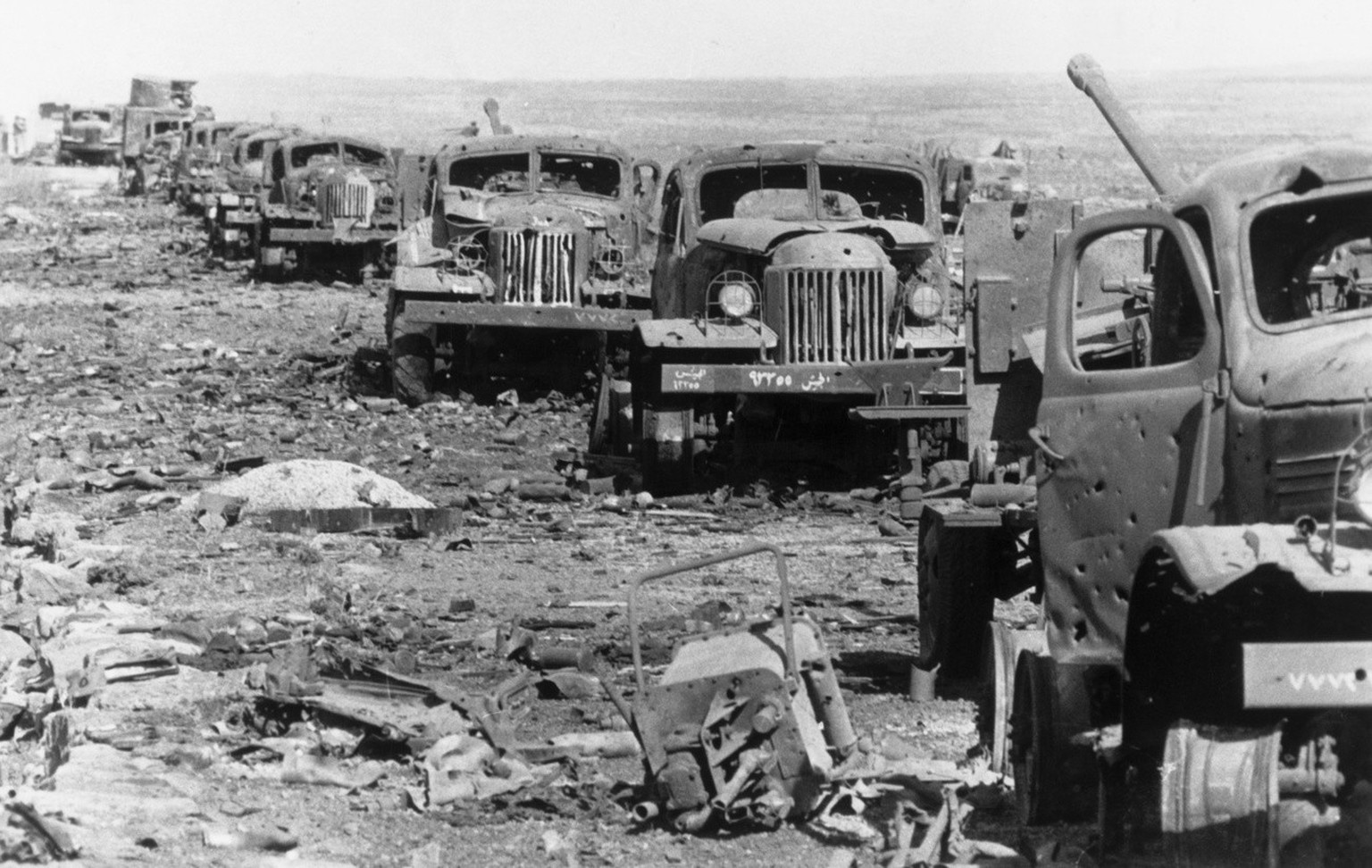 Eine lange Linie durch israelische Luftangriffe zerstoerter syrischer Fahrzeuge auf syrischem Territorium waehrend dem Yom Kippur Krieg, auch Vierter Israelisch-Arabischer Krieg genannt, aufgenommen a ...