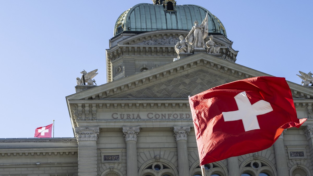 KEYPIX - Eine Schweizer Fahne vor dem Bundeshaus an der Sichlete auf dem Bundesplatz, am Montag, 15. September 2025, in Bern. (KEYSTONE/Peter Schneider)