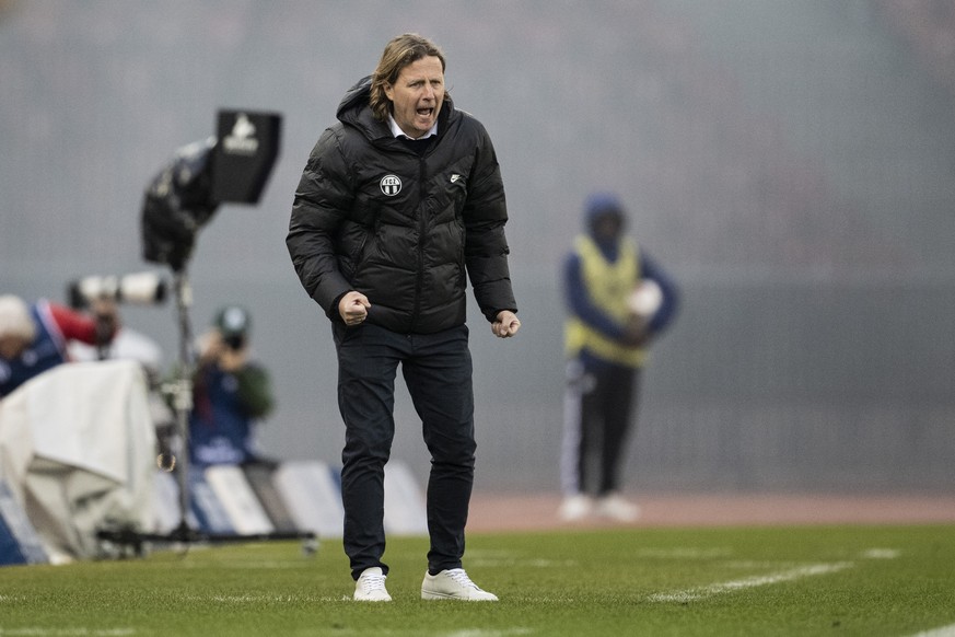 Zuerichs Cheftrainer Bo Henriksen reagiert im Fussball Meisterschaftsspiel der Super League zwischen dem Grasshopper Club Zuerich und dem FC Zuerich im Letzigrund, am Sonntag, 19. Februar 2023 in Zuer ...