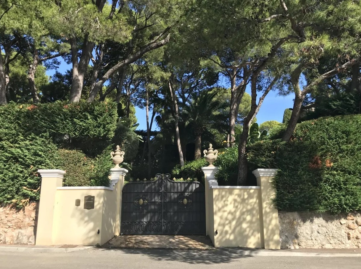 Eingang zur Villa La Mauresque, im Besitz eines ukrainischen Oligarchen.