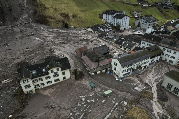 Blick auf den Erdrutsch waehrend Aufraeumarbeiten des Zivilschutz, aufgenommen am Dienstag, 23. Januar 2024, in Schwanden. Am 29. August 2023 hat sich ein Erdrutsch mit 30&#039;000 Kubikmeter Geroell  ...