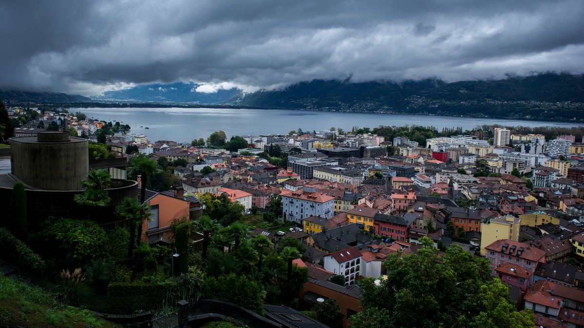Dunkle Wolken ueber Locarno, aufgenommen am Montag, 13. Oktober 2014. Das Tessin wird derzeit von heftigen Regenfaellen heimgesucht. Gebietsweise seien im Tessin von Sonntag auf Montag bis zu 100 Lite ...