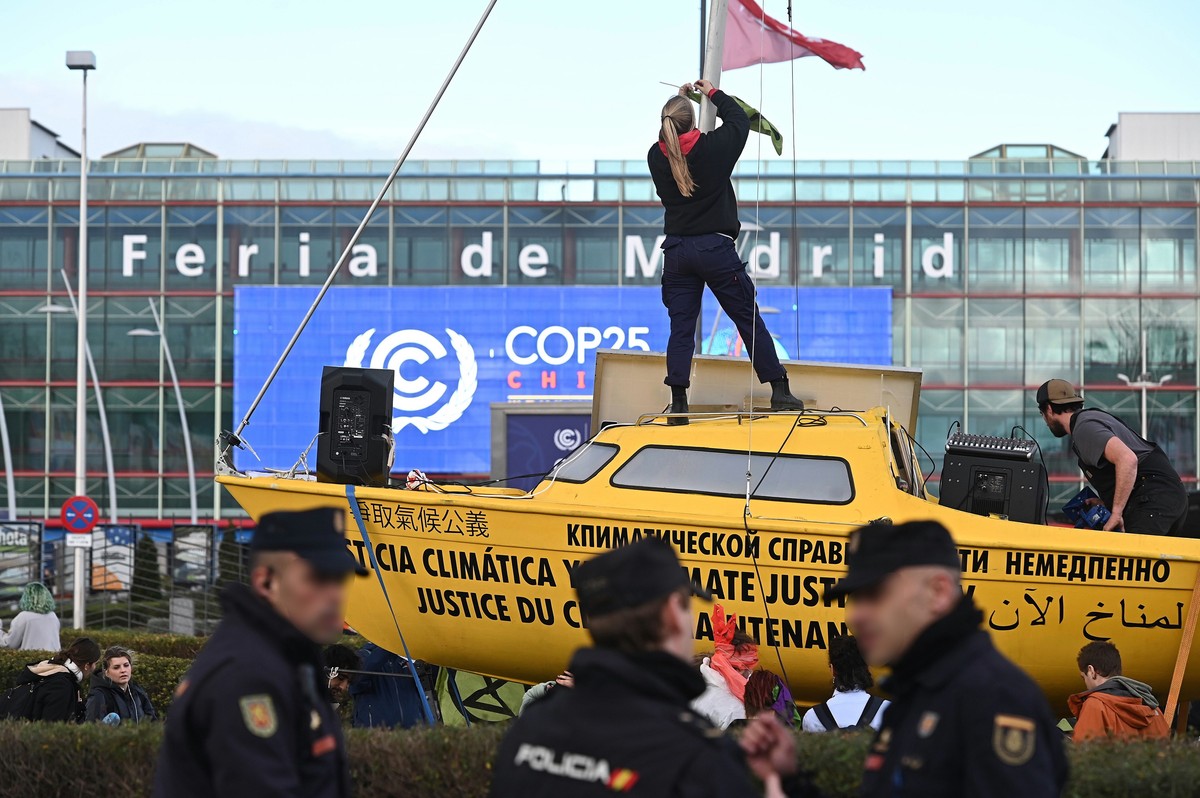 epa08069275 People attend a march organized by the Fridays for Future international movement of school students during the UN Climate Change Conference COP25 held in Madrid, Spain, 13 December 2019.
