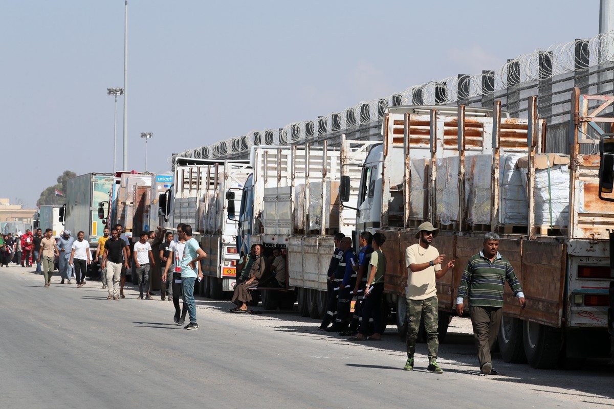 epaselect epa10928723 Trucks carrying humanitarian aid for the Gaza Strip are parked outside Rafah border gate between Egypt and Gaza, in Rafah, Egypt, 20 October 2023. Guterres said there is need   ...