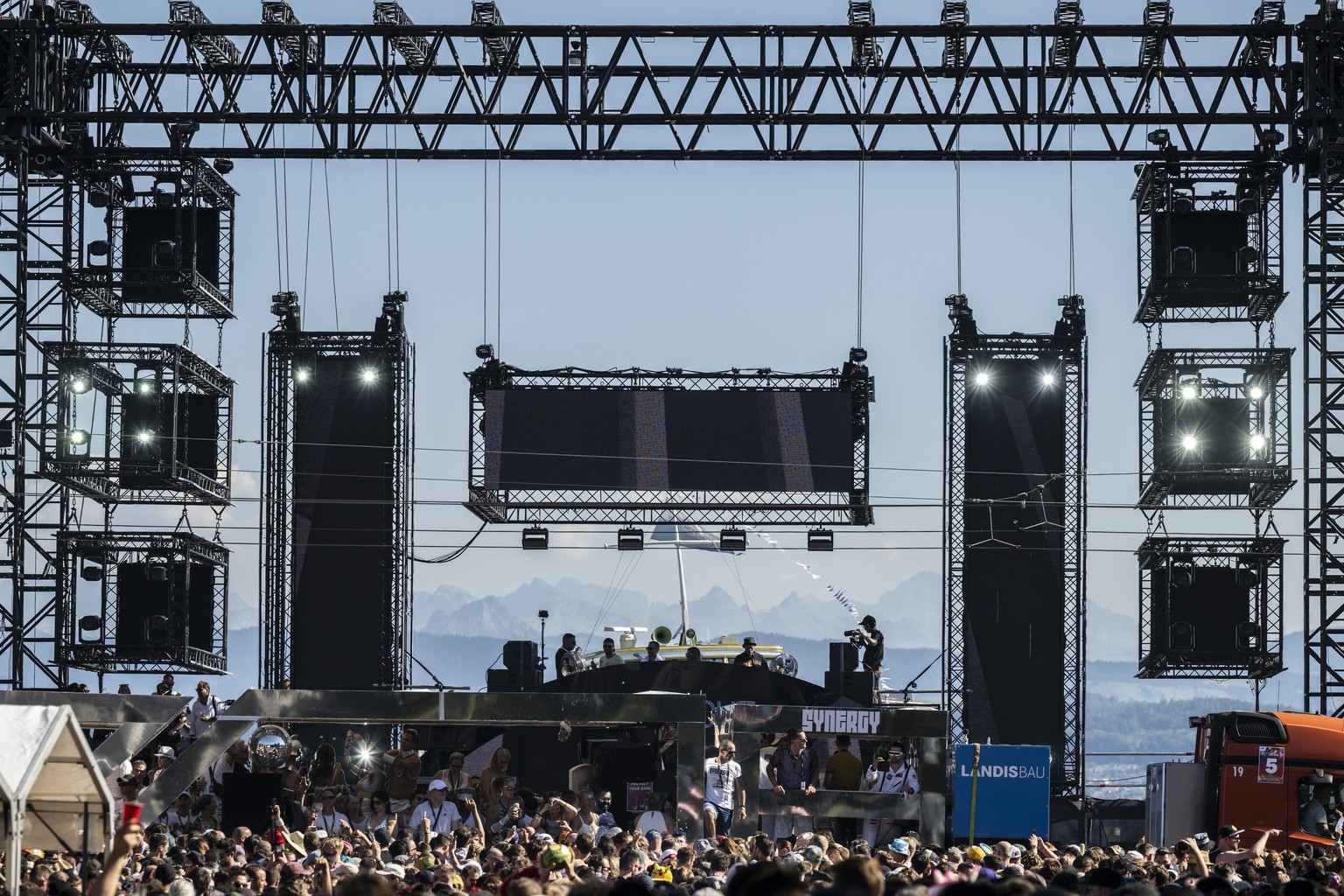 Hundreds of thousands of participants dancing through the streets during the 29th Street Parade in the city center of Zurich, Switzerland, Saturday, August 13, 2022. The annual dance music event Stree ...