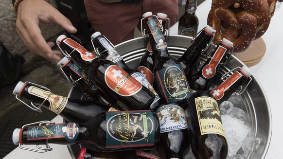 ZU DEN ZAHLEN ZUM BIERKONSUM IM BRAUJAHR 2014/15 STELLEN AM MONTAG, 16. NOVEMBER 2015, FOLGENDES ARCHVBILD ZUR VERFUEGUNG - Diverse Schweizer Originalbierflaschen der IG unabhaengiger Klein- und Mitte ...