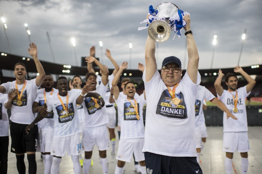 Zuerichs Hermann Burgermeister jubelt mit den Spielern den Wiederaufstieg in die Super League nach dem Challenge League Fussballspiel zwischen dem FC Zuerich und dem FC Wohlen im Letzigrund, am Samsta ...