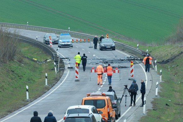 02.04.2023, Thüringen, Bad Langensalza: Polizei und Gutachter werten auf der gesperrten Bundesstraße B247 die Spuren des schweren Unfalls vom Vortag aus. Die Ermittlungen nach einem Unfall mit sieben  ...