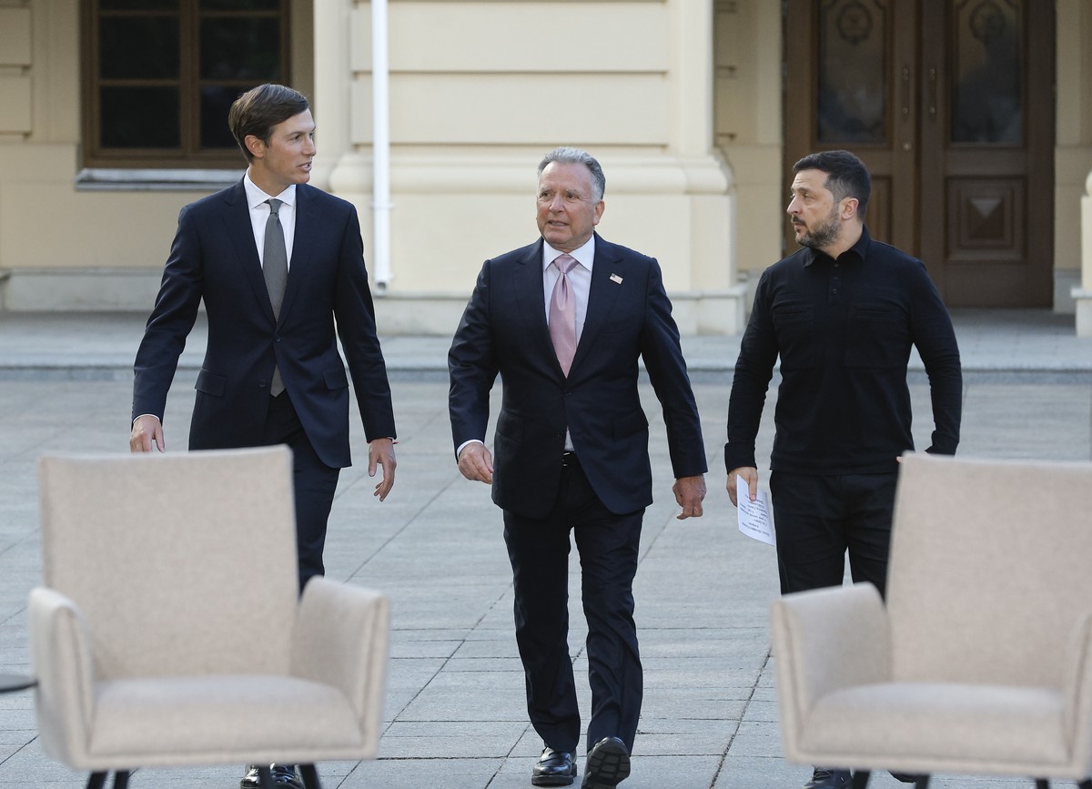 epa13218206 Ukrainian President Volodymyr Zelensky (R), US Special Envoys for Peace, Steve Witkoff (C) and Jared Kushner (L), attend their joint press conference at the Mariinsky Palace in Kyiv, Ukrai ...