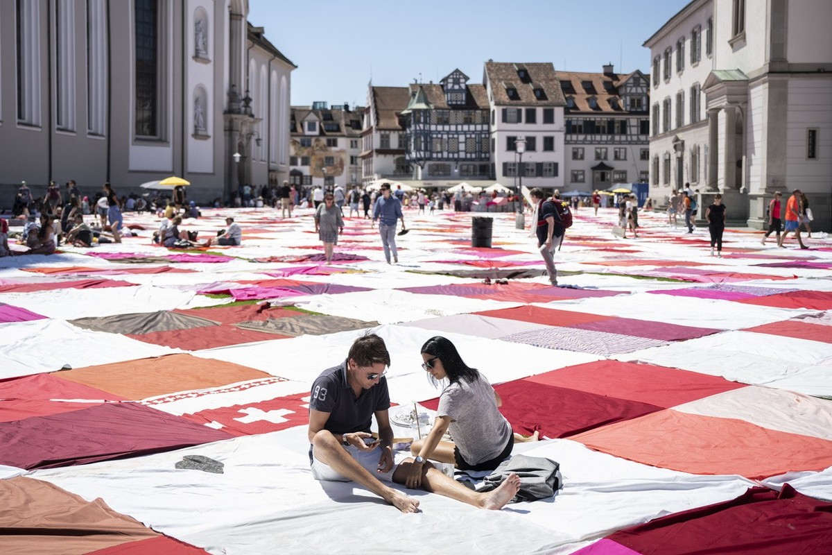 Menschen verweilen auf einem "Picknick-Tuch", einem Projekt der Riklin-Brueder unter dem Namen "BIGNIK" in der St. Galler Innenstadt, aufgenommen am Sonntag, 12. Juni 2022 in St. G ...