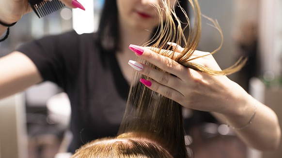 Nicht mehr erlaubt: der Besuch bei der Coiffeuse. Nun greifen Italienerinnen und Italiener zur Selbsthilfe. (Symbolbild)