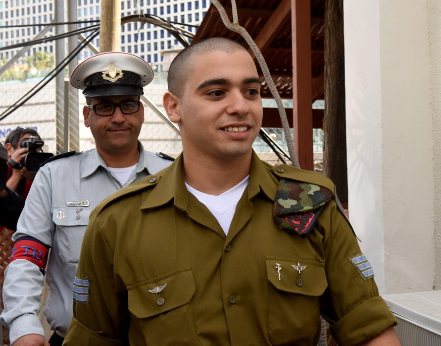 epa05746054 Israeli soldier Sgt. Elor Azaria (R) arrives to hear the sentencing arguments in the military court in Tel Aviv, Israel, 24 January 2017. Azaria fatally shot in the head a Palestinian atta ...