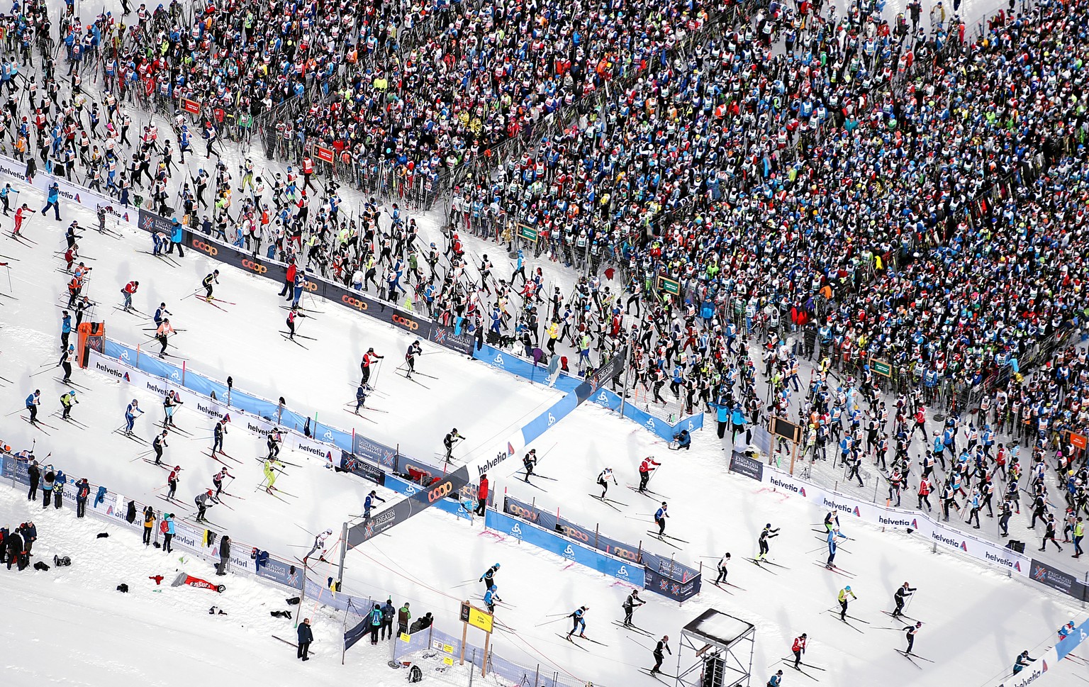 MALOJA, 10MAR19 - Bewaehrtes Konzept: Die Langlaeuferinnen und Langlaeufer starten aus Startboxen und sorgen so fuer einen Start ohne Gedraenge. Flugaufnahme vom Start zum 51. Engadin Skimarathon mit  ...