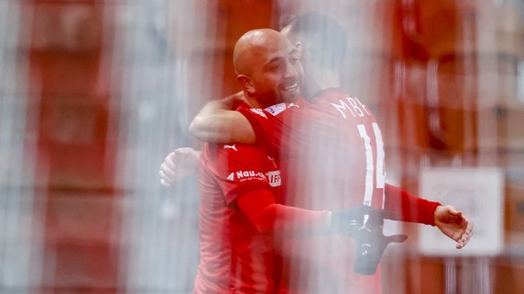Vaduz&#039; Tunahan Cicek, links, und Vaduz Milan Gajic feiern das 3:1 waehrend der Superleague-Partie zwischen dem FC Vaduz und dem FC Sion am Samstag, den 28. November 2020 im Rheinpark Stadion in V ...