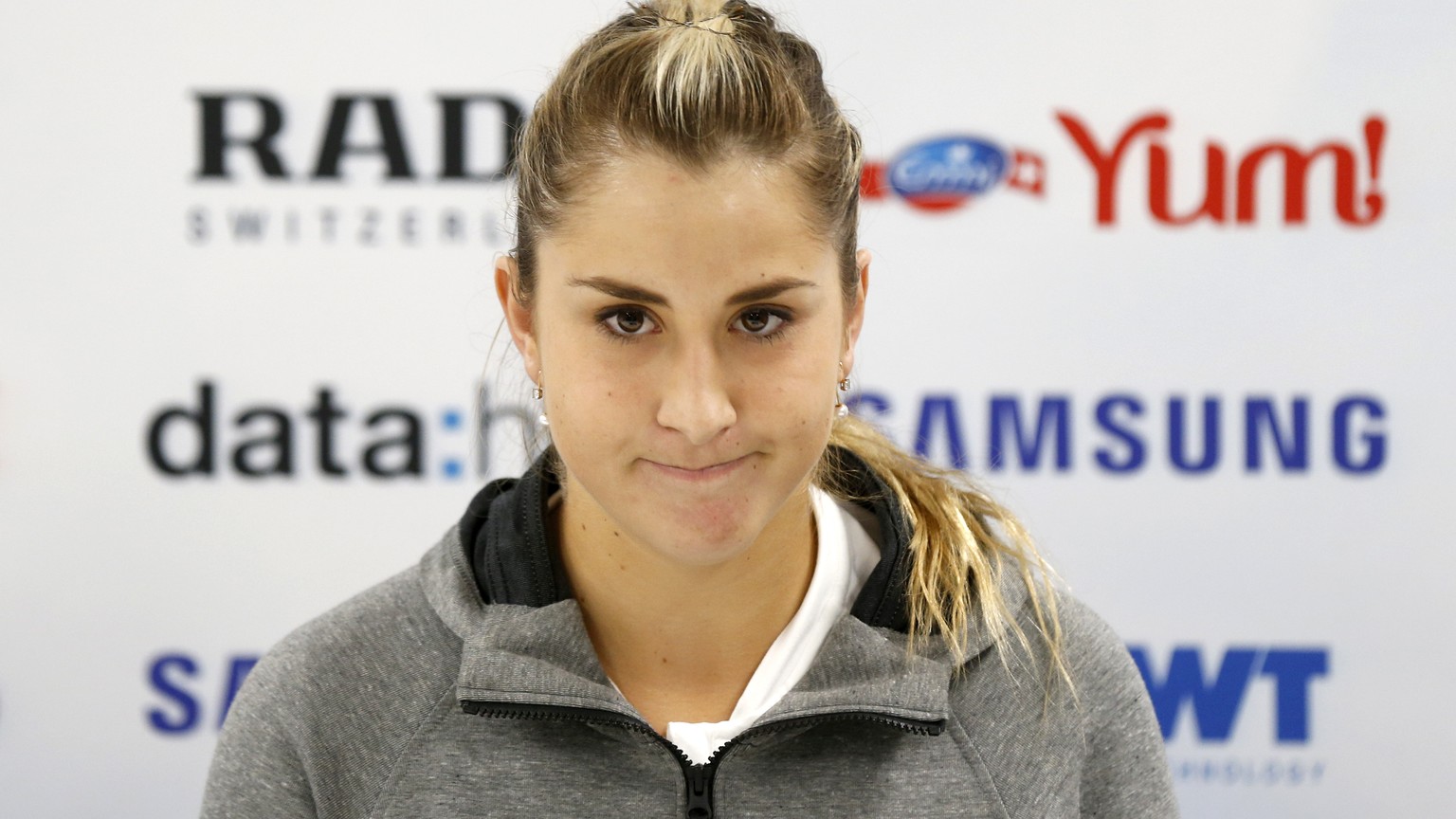 ARCHIVBILD ZUM GESUNDHEITLICHEN AUSFALL VON BELINDA BENCIC, AM MITTWOCH, 3. MAI 2017 - Belinda Bencic of Switzerland reacts during a press conference after losing her first round match against Carina  ...