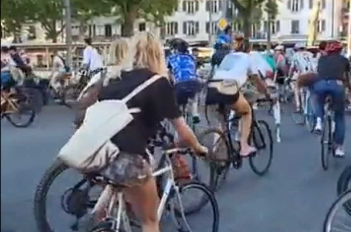 Ce rassemblement de cyclistes a viré au slogan haineux.
