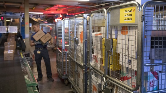 Pakete von Zalando liegen in einem Wagen, im Paketzentrum der Schweizerischen Post in Haerkingen, am Montag 3. Juni 2019, in Haerkingen. (KEYSTONE/Peter Klaunzer)
