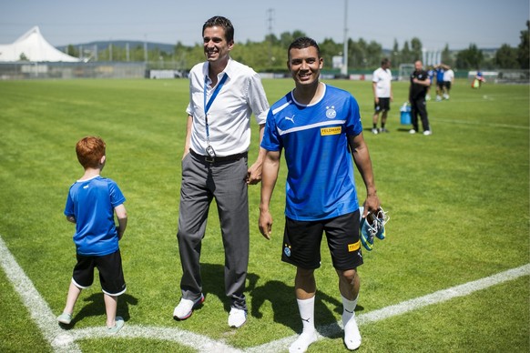 GC-Spieler Johan Vonlanthen, rechts, warteT neben Mediensprecher Adrian Fetscherin, Mitte, am ersten Training der Saison am Montag, 17. Juni 2013 auf dem GC Trainings-Campus in Niederhasli. (KEYSTONE/ ...