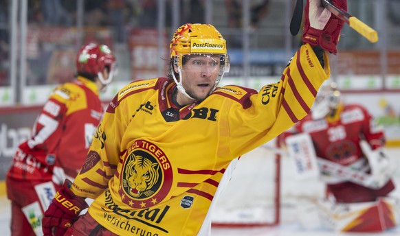 Der Langnauer PostFinance Top Scorer Jesper Olofsson jubelt nach seinem Tor zum 0:3, beim Eishockey Meisterschaftsspiel der National League zwischen dem EHC Biel und SCL Tigers, am Samstag, 25. Septem ...