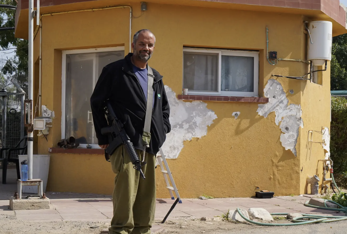 Doron Stamker garde l'entrée du kibboutz de Nir Yitzhak avec son fusil d'assaut.
