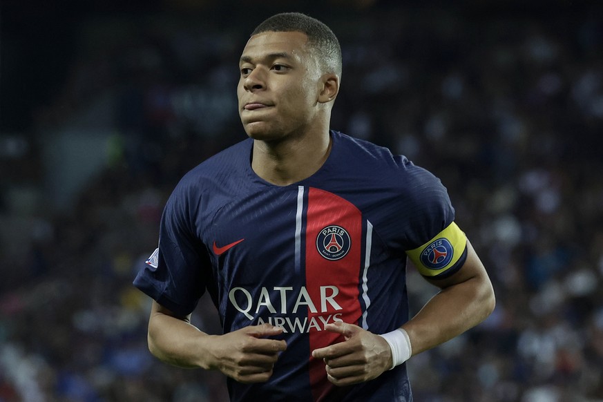 epa10671528 Paris Saint Germain&#039;s Kylian Mbappe in action during the French Ligue 1 soccer match between Paris Saint Germain and Clermont Foot 63 in Paris, France, 03 June 2023. EPA/CHRISTOPHE PE ...