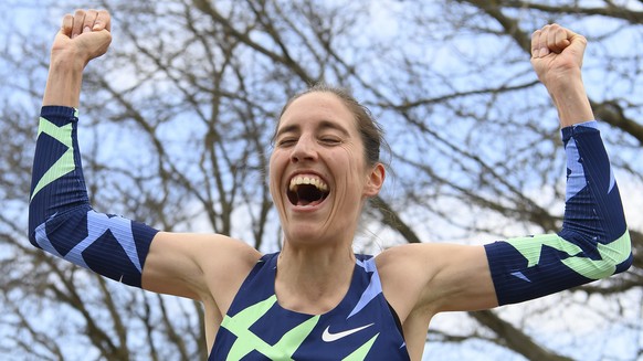 Fabienne Schlumpf aus der Schweiz jubelt ueber ihr Resultat, waehrend des Swiss Athletics Marathons fuer die Olympia-Qualifikation, am Samstag, 3. April 2021, in Belp. (KEYSTONE/Anthony Anex)