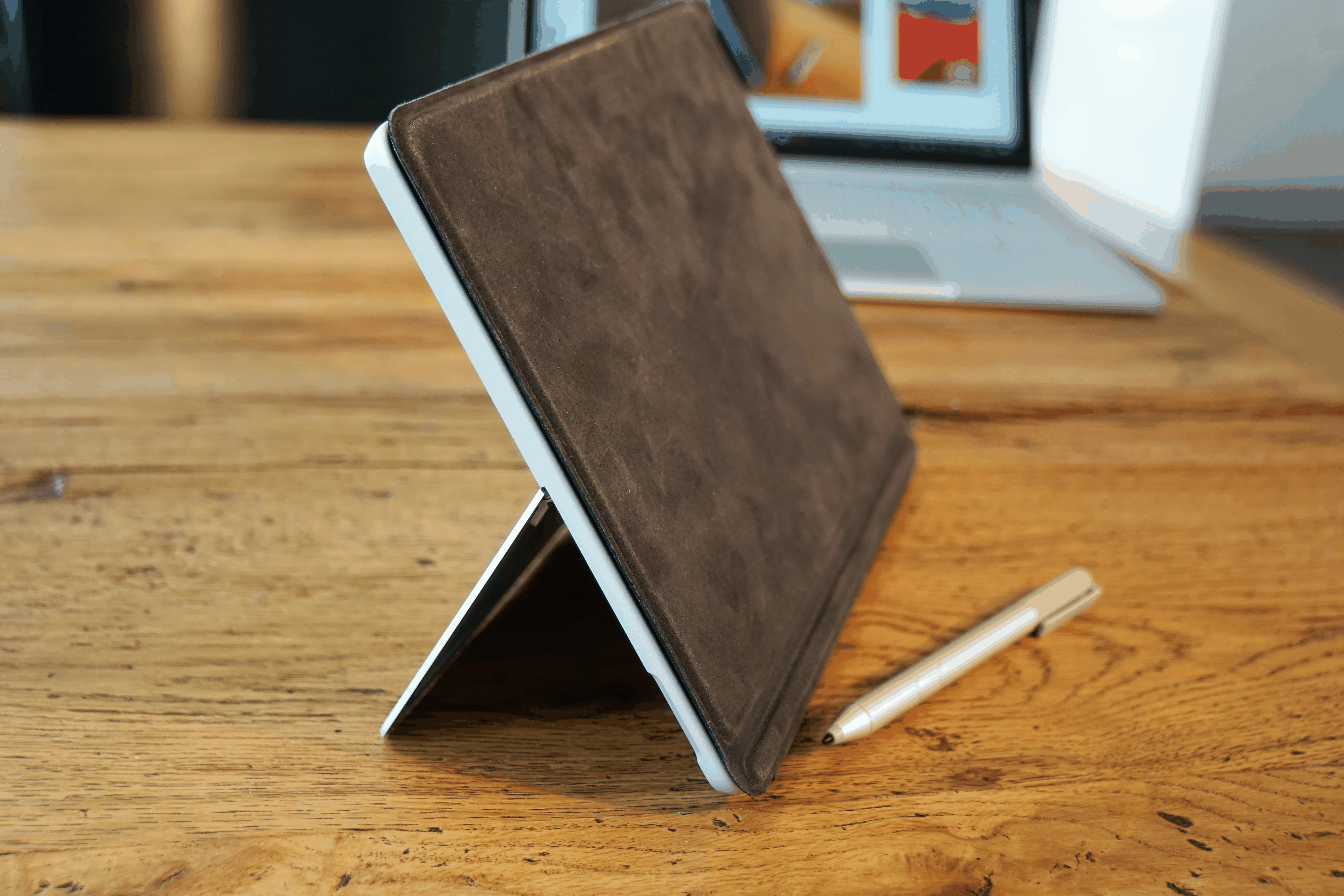 Der Akku ist ziemlich mässig. Zum Glück kann man das Surface Go nebst dem Surface-Ladekabel auch via USB-C mit Smartphone-Ladegeräten mit Strom versorgen.