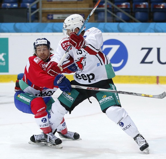 EHC Kloten Stuermer Steve Kellenberger, links, gegen Lausanne HC Stuermer Dustin Jeffrey waehrend dem Eishockey-Halbfinal-Cupspiel zwischen dem EHC Kloten und Lausanne HC am Donnerstag, 5. Januar 2017 ...