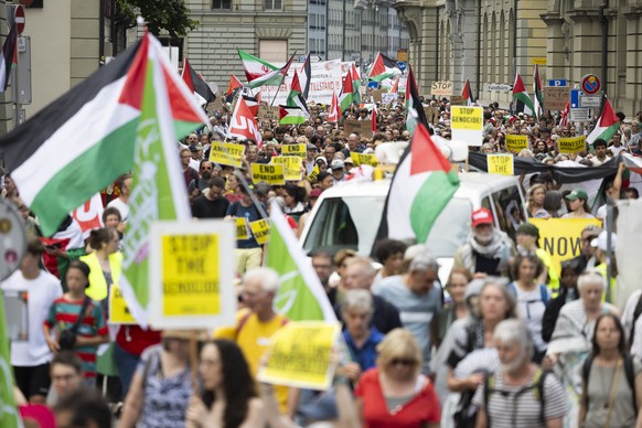 Participants take part in a solidarity rally for Gaza in Bern, Switzerland, Saturday, June 21, 2025. (KEYSTONE/Peter Klaunzer)