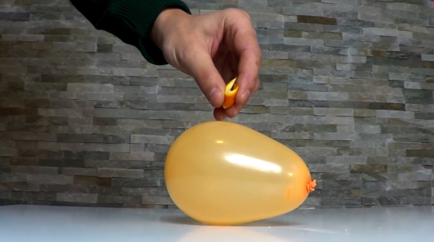 Эксперимент с шарами. Опыт с апельсином и шариком. Опыты с воздушными шарами. Лопнувший воздушный шарик. Опыт с воздушным шариком.