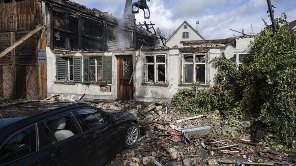 Feuerwehrmaenner helfen beim Brand am Samstag, 16. Maerz 2024 in Elgg. Mehrere Gebaeude sind im Dorfzentrum von Elgg ZH in der Nacht auf Samstag in Brand geraten. Mehrere Dutzend Personen mussten laut ...