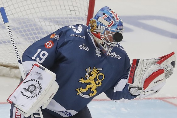 epa06395674 Goalkeeper Mikko Koskinen of Finland catches a puck during the Channel One Cup match between Russia and Finland at the VTB Ice Palace in Moscow, Russia, 17 December 2017. EPA/SERGEI ILNITS ...