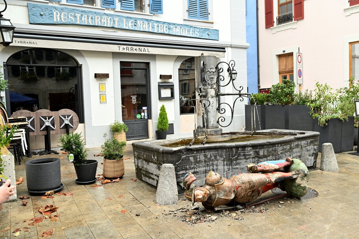 Fontaine statue du Maître Jaques elle est tombée au sol suite à des gens qui sont montés dessus, la statue est détruite quartier de Rive Nyon le 25.10.2026 © photo ADN Miche Perret