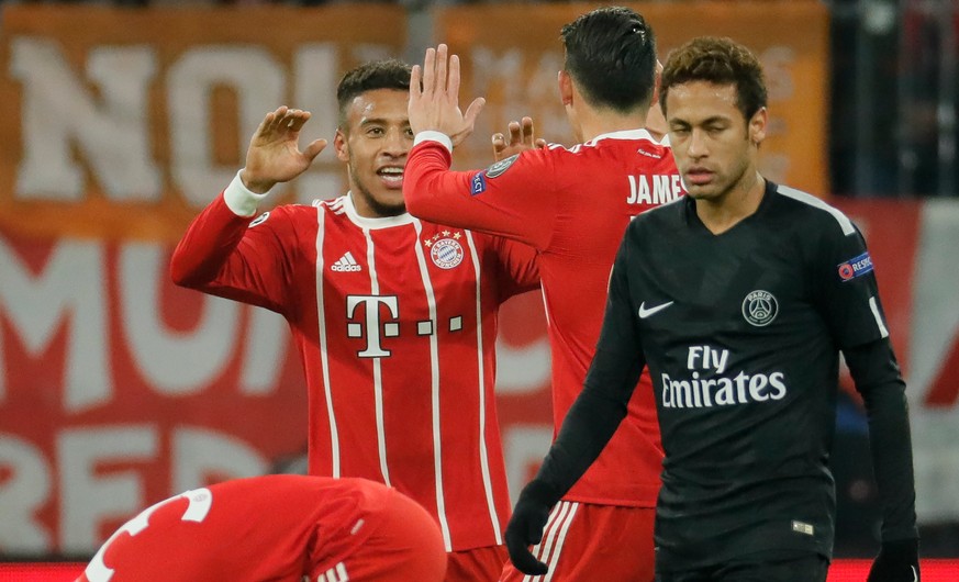 epa06370100 Bayern&#039;s Corentin Tolisso (L) celebrates scoring the third goal with Bayern&#039;s James Rodriguez (C) during the UEFA Champions League group B soccer match between FC Bayern Munich a ...