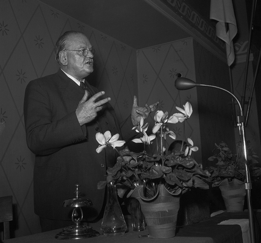 Migros-Gründer Gottlieb Duttweiler bei einer Rede, 1949.