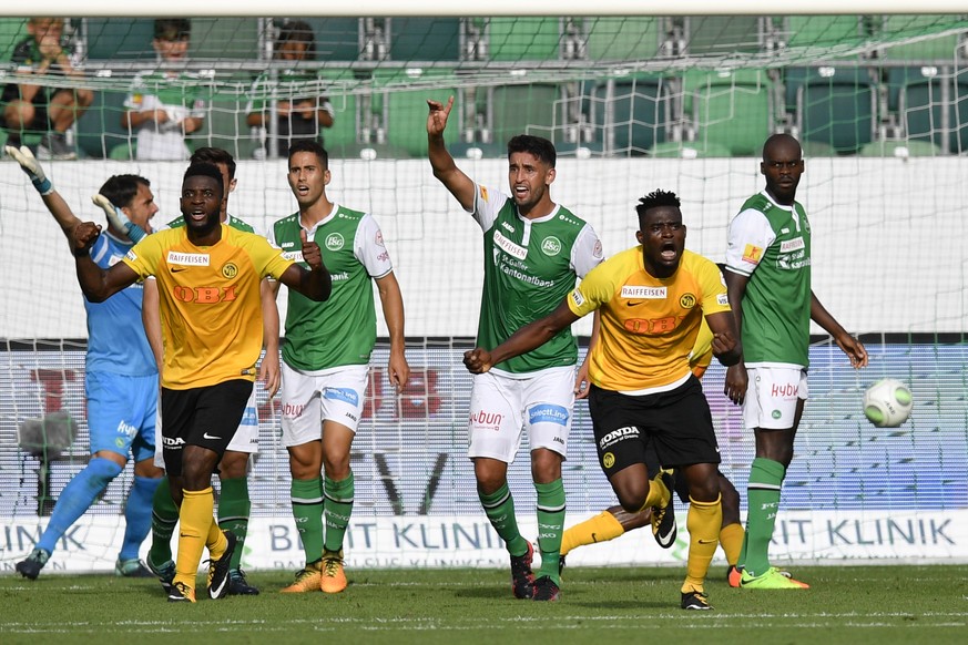 YBs Kasim Adams Nuhu, rechts, jubelt ueber seinen Treffer zum 2-2, im Fussball Super League Spiel zwischen dem FC St. Gallen und dem BSC Young Boys, am Sonntag, 27. August 2017, im Kybunpark in St. Ga ...