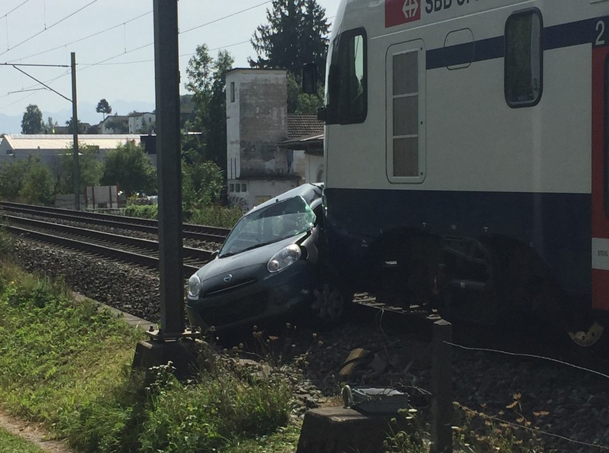 Wetzikon: Auto von Zug erfasst - Zeugenaufruf

Bei einer Kollision zwischen einem Personenwagen und einer S-Bahn ist am Mittwochmittag (30.8.2017) in Wetzikon ein Sachschaden von einigen zehntausend F ...