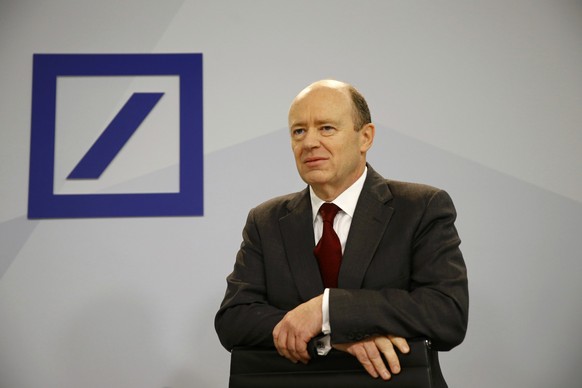 Co-Chef John Cryan muss einen Rekordverlust verkünden und kündigt die Umsetzung der «Strategie 2020» an.