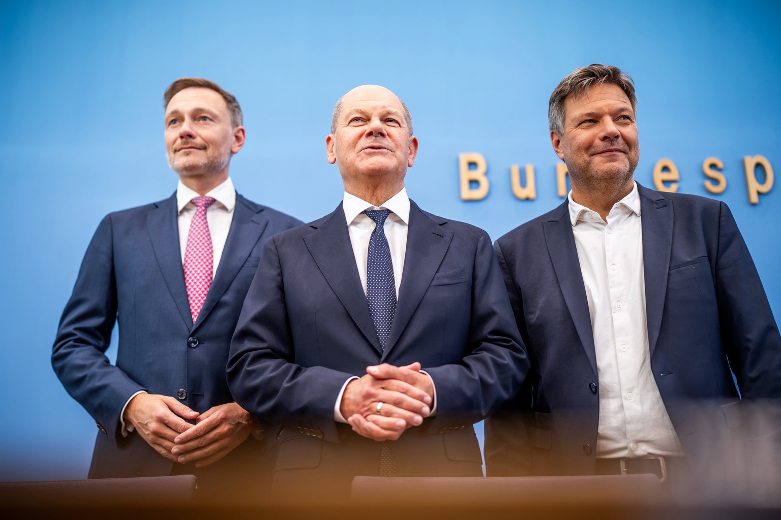 ARCHIV - 05.07.2024, Berlin: Bundeskanzler Olaf Scholz (SPD,M) Robert Habeck (B�ndnis 90/Die Gr�nen , r), Bundesminister f�r Wirtschaft und Klimaschutz, und Christian Lindner (FDP), Bundesminister der ...