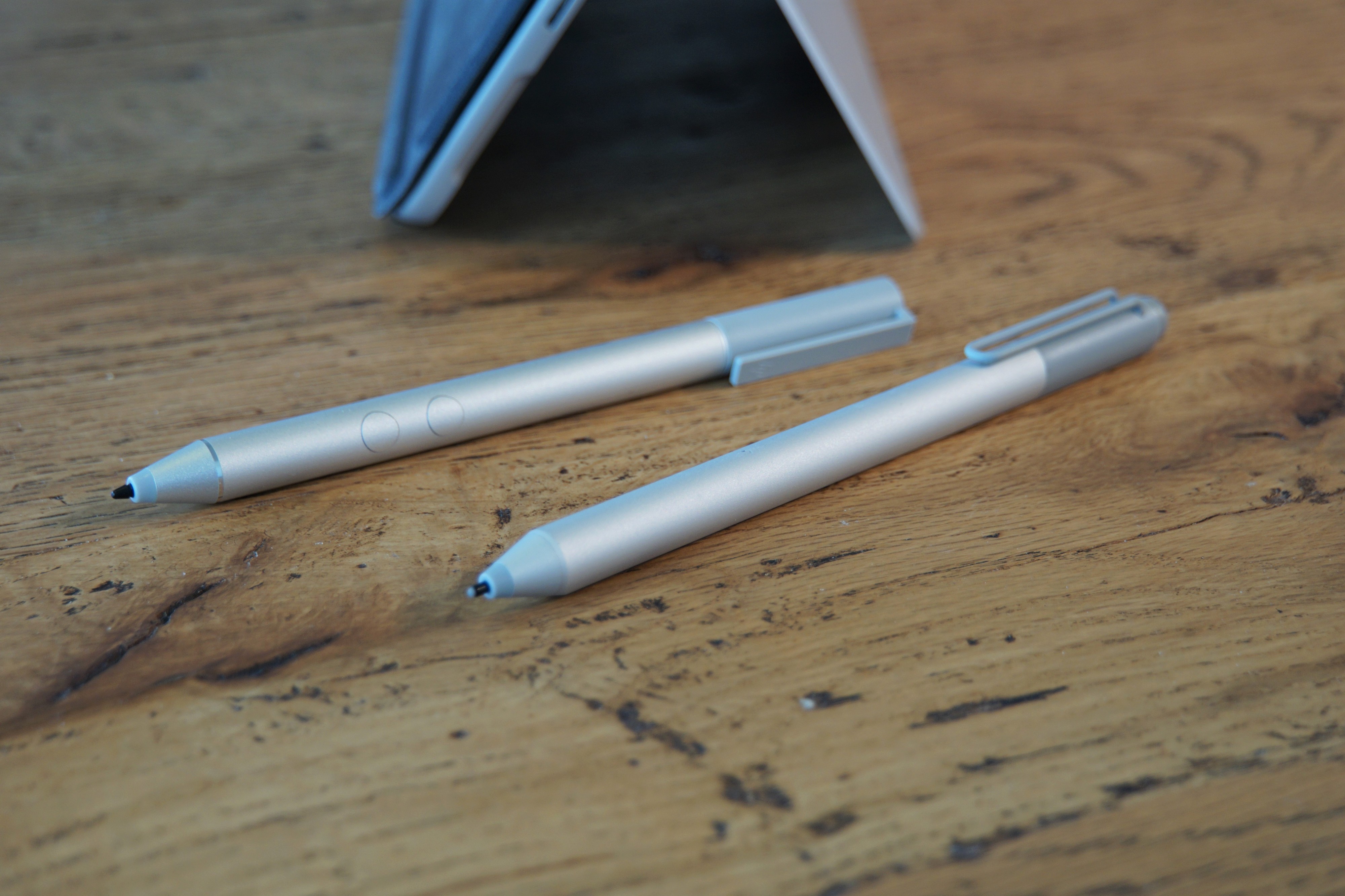 Das Surface ist mit diversen Digital-Stiften kompatibel: Links der günstige HP Pen und vorne der offizielle Surface Pen von Microsoft.