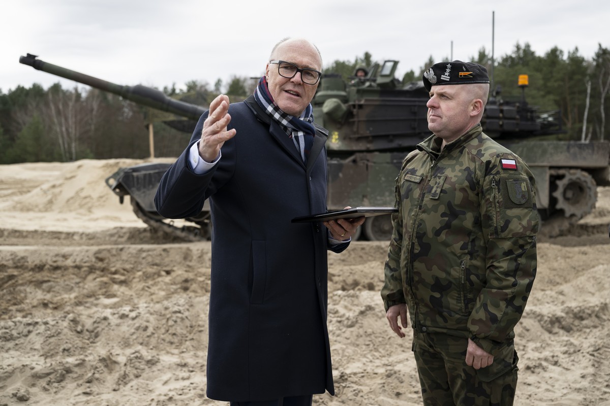 Swiss Federal Councillor and Minister of Defence Martin Pfister, left, speaks with Colonel Renart Skrzypczak, Commander of the 1st Armoured Brigade, after receiving a gift, during a visit to the Wesol ...