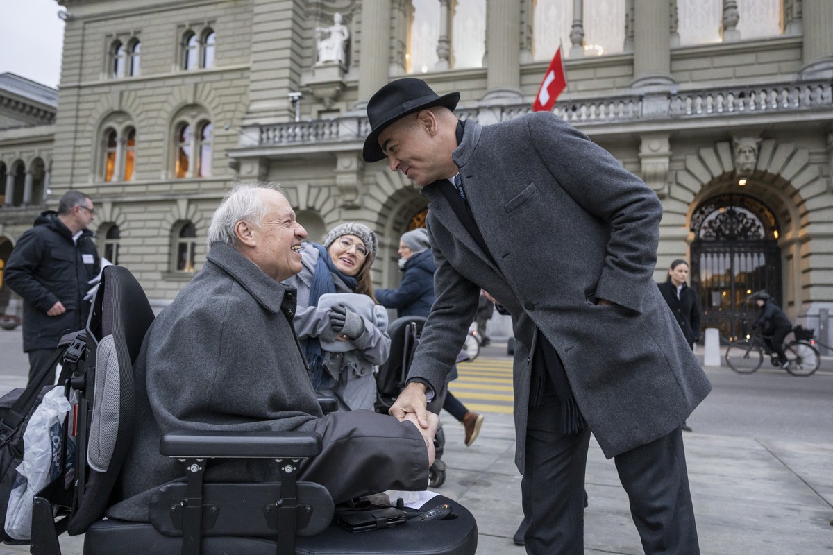 Alain Berset en compagnie de Jasmin Rechsteiner, Miss Handicap 2010, et du conseiller national Christian Lohr, à Berne.