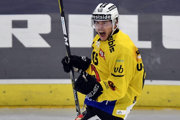 Der Berner Ramon Untersander jubelt nach seinem Tor zum 2-2 Ausgleich im zweiten Eishockey Playoff-Halbfinalspiel der National League zwischen den ZSC Lions und dem SC Bern im Hallenstadion in Zuerich ...