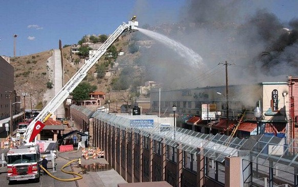 &lt;p&gt;«Feuerwehrleute in Arizona löschen ein Feuer in Mexiko.» Von &lt;a href=&quot;https://www.reddit.com/r/pics/comments/7xe7us/firefighters_in_arizona_putting_out_a_mexican_fire/&quot; target=&q ...