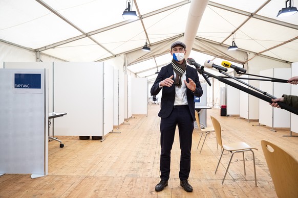 Jan Fehr, Leiter des Departements fuer Public and Global Health des Instituts fuer Epidemiologie, Biostatistik und Praevention, spricht zu den Medien im Referenz-Impfzentrums EBPI, aufgenommen am Mont ...