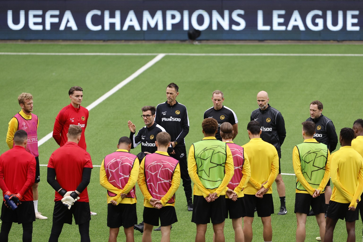 epa10825080 Young Boys head coach Raphael Wicky, center, talks to his players during a training session at the Wankdorf stadium in Bern, Switzerland, 28 August 2023. BSC Young Boys will face Maccabi H ...