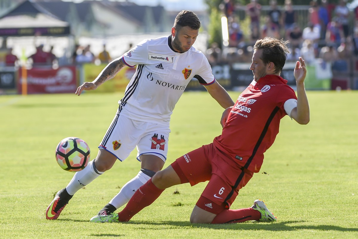 14.08.2016; Rapperswil; Fussball Schweizer Cup - FC Rapperswil-Jona - FC Basel;Renato Steffen (Basel) gegen Jonas Elmer (Rapperswil) (Andy Mueller/freshfocus)