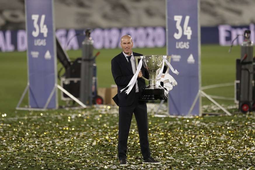 Zinédine Zidane präsentiert den Meisterpokal nach dem Sieg gegen Villarreal.