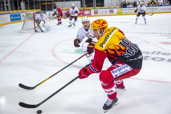 SC Rapperswil-Jona Lakers PostFinance Top Scorer Roman Cervenka, vorne, gegen Geneve-Servette HC Verteidiger Roger Karrer waehrend dem Eishockey-Meisterschaftsspiel der National League zwischen den SC ...