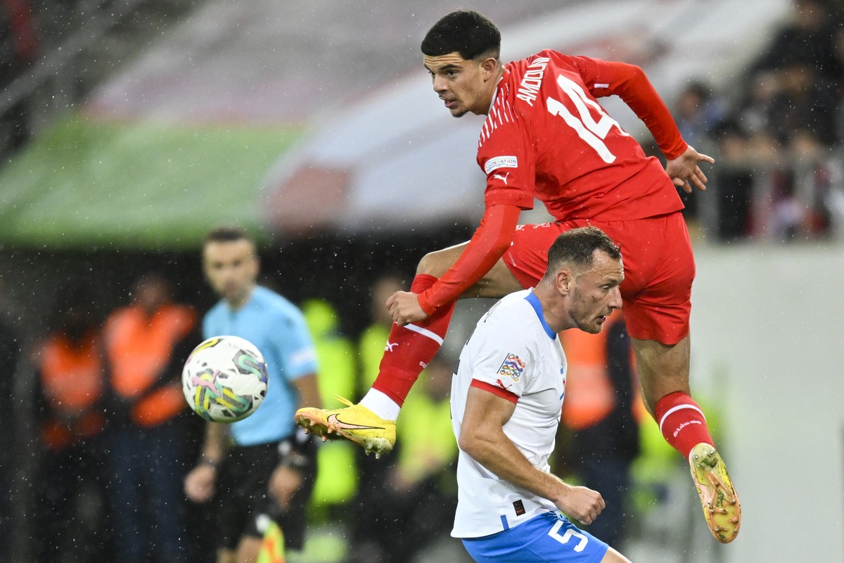 epaselect epa10210420 Czech Republic's Vladimir Coufal (bottom) in action against Switzerland's Zeki Amdouni (up) during the UEFA Nations League soccer match between Switzerland and the Czec ...
